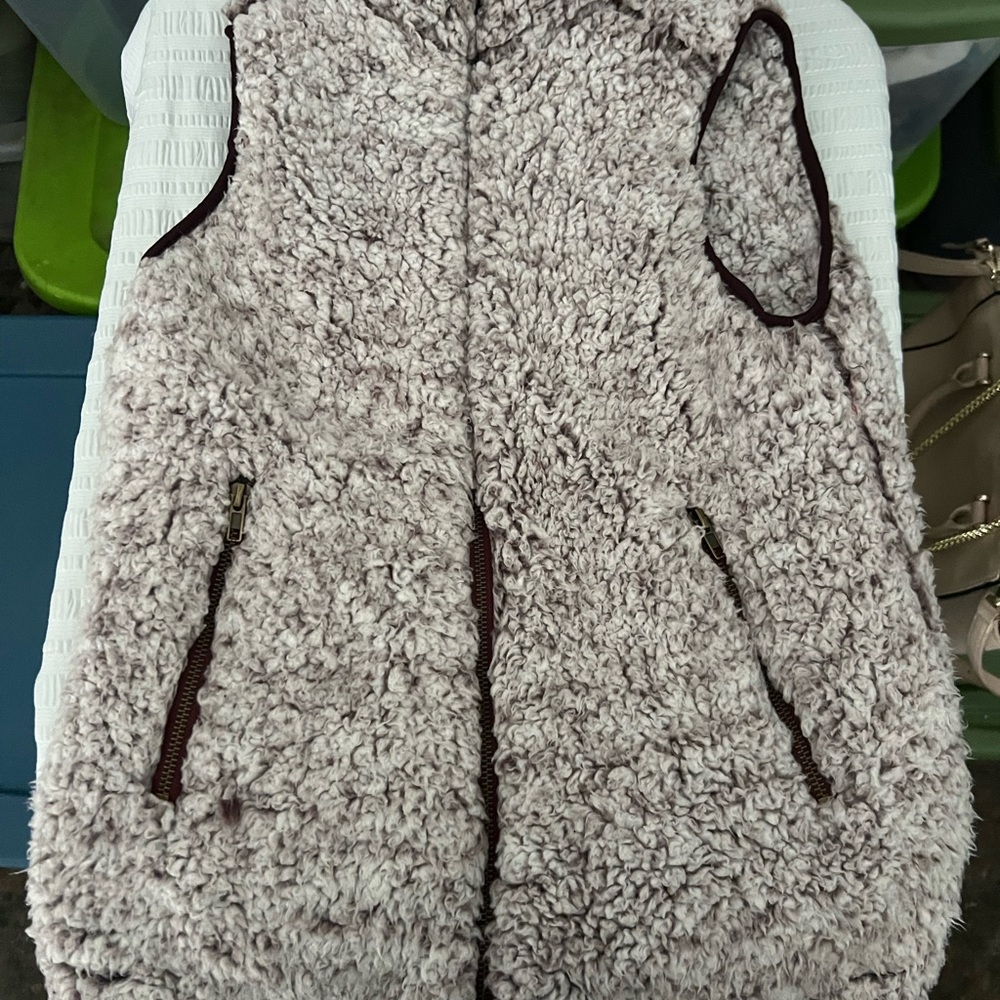 Easel Textured Fleece Vest in Cream and Brown